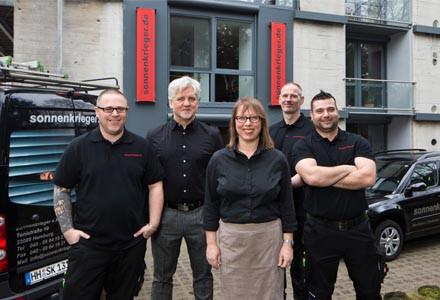 Team Aufstellung vor dem Laden