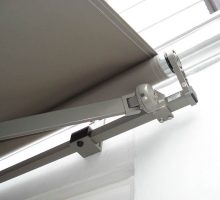 Gelenkarm-Markise von unten